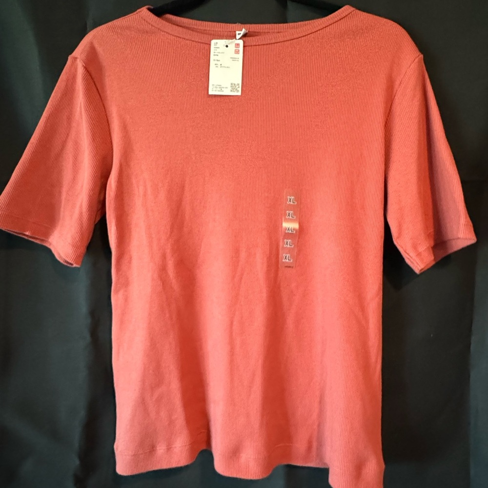 Uniqlo Women’s Ribbed Boat-neck Short Sleeve Tee in Red